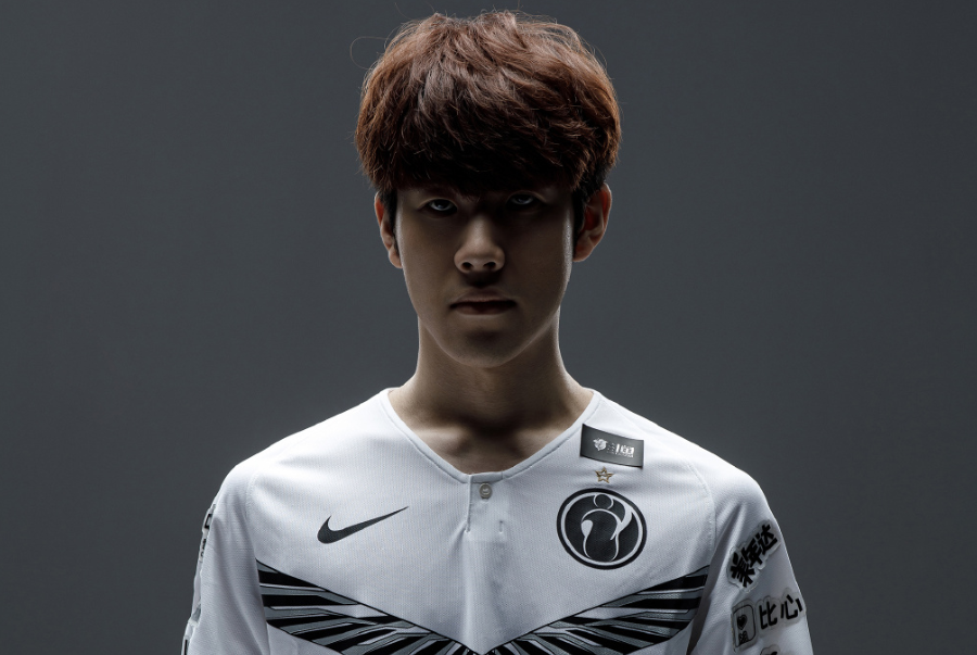 s1mple 参加了一场引起轩然大波的表演赛，导致了一波批评