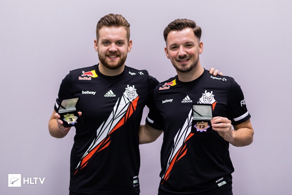 资讯最爱的M4皮肤，枫叶皮肤。手感真不错